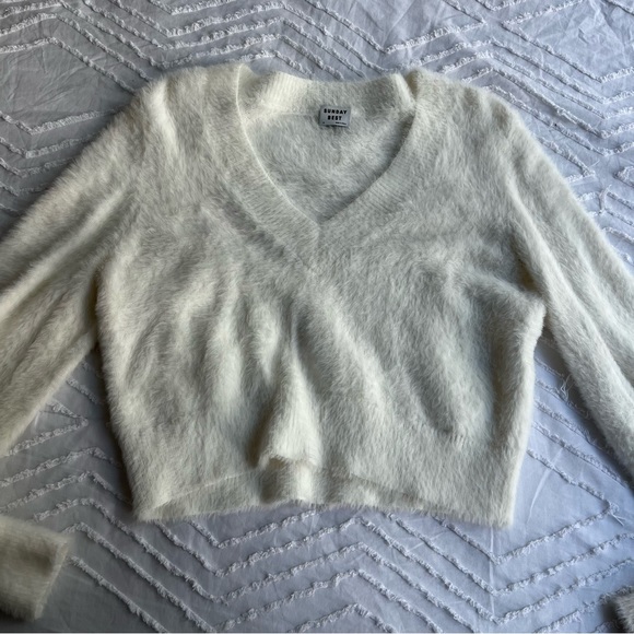 Aritzia Sunday Best // Kitten V-Neck Sweater - Picture 4 of 10